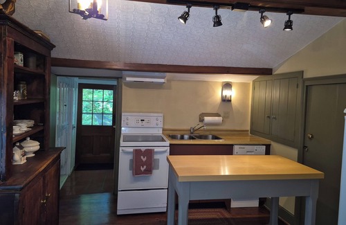Old Town Historic District House | Alexander Mckee House - Best location in Old Town, Niagara-On-The-Lake!