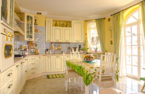 Collecorvino House | Alexander's Home
