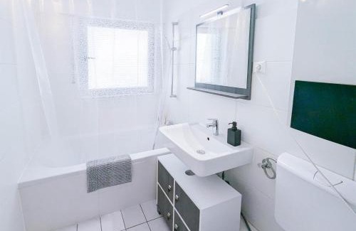 Innenstadt Apartment | ALFA Apartment Esslingen City Altstadt nahe Stuttgart Messe I 3 Zimmer 4 Betten I Bad I Küche l WIFI & SmartTV I 3BR 4Beds I Bathroom I Kitchen