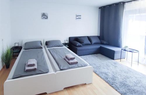 Neue Vorstadt Apartment | ALFA Apartment Stuttgart Mitte 2 Zimmer City-Lage Berliner Platz Balkon Netflix Küche WM l 2BR 5 Beds 6 People l Fully equipped Kitchen & Bathroom