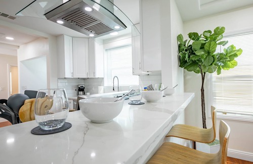 Alhambra House | ALHAMBRA 4 Bed home near DTLA w/Parking