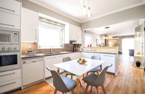 Alimos Apartment | Alimos Luxury 3 Bd Apt w Stunning Acropolis Views