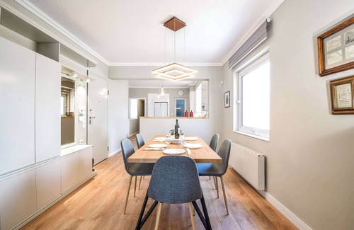 Alimos Apartment | Alimos Luxury 3 Bd Apt w Stunning Acropolis Views