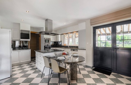 Alken House | Alken Farm Stay with Terrace
