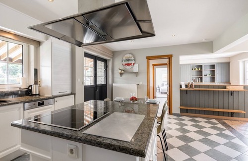 Alken House | Alken Farm Stay with Terrace