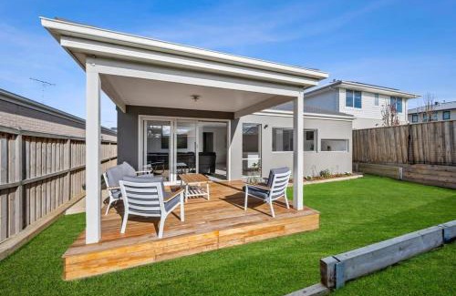 Torquay Apartment | All Day Sunshine and Relaxation -Pet friendly