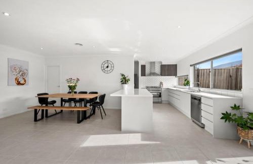 Torquay Apartment | All Day Sunshine and Relaxation -Pet friendly