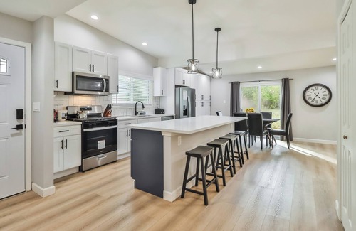 Reseda House | All Inclusive Modern Family Home 3BR 3BR Near Dignity Health Northridge Hospital