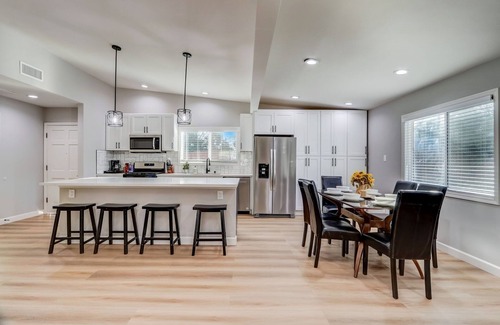 Reseda House | All Inclusive Modern Family Home 3BR 3BR Near Dignity Health Northridge Hospital