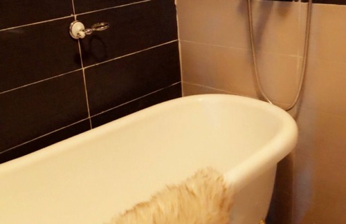 Ikorodu House | All roomS en-suiteJacuzzi and sauna
