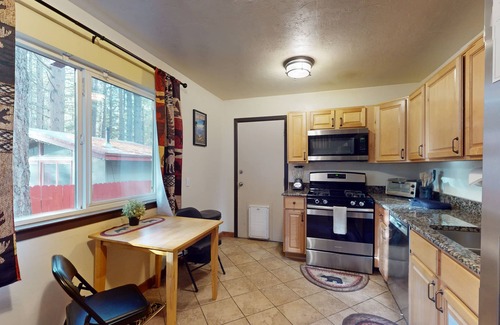 Black Bart Cabin | All-season, dog-friendly cabin with fireplace & deck - near Heavenly & beach