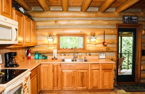 Hillsboro Cabin | All season getaway. Relax at The "Wilberness" Log Cabin close to Rocky Fork Lake