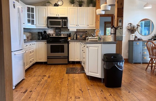 Harcourt Cottage | All-season Lakefront Escape w/4 bedrooms and hot tub