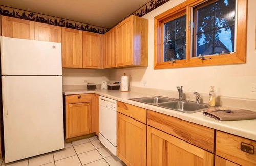 Oglesby House | All Season Villa - Starved Rock area!