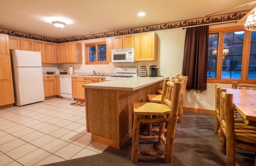 Oglesby House | All Season Villa - Starved Rock area!