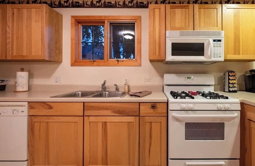 Oglesby House | All Season Villa - Starved Rock area!