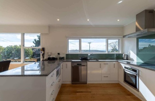 Springfield House | All Seasons Escape | Great Hilltop Location