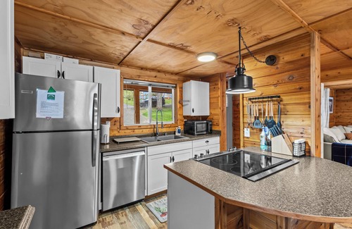 Belfair Cabin | All-seasons lakefront cabin near Hood Canal - hot tub, fire pit, kayak + canoe