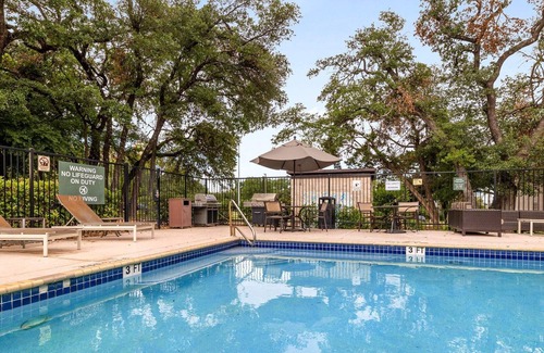 Gateway Apartment | Alma Arboretum - King Studio