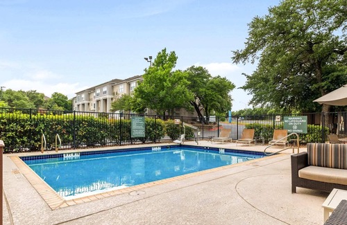 Gateway Apartment | Alma Arboretum - King Studio