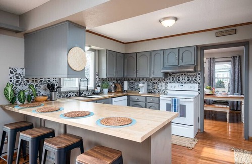Jenison House | Almar · English Charm, 4beds, 3bath, Host 8+king and Queen