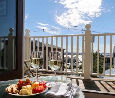 Newport Hotel | Almondy Inn Bed & Breakfast