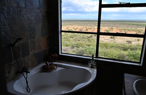 Otjiwarongo Cabin | Aloegrove Safari Lodge