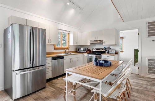 Southern Shores House | Aloha on the Atlantic: Hot Tub, 3min Walk to Beach