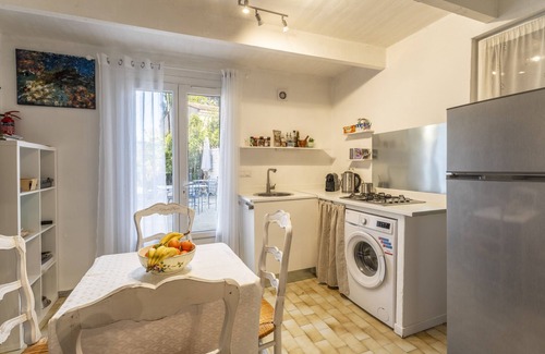 Rognonas Apartment | Alpilles Studio with shared pool WI-FI and Air conditioning