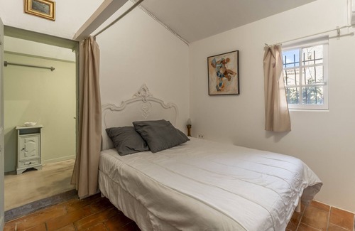 Rognonas Apartment | Alpilles Studio with shared pool WI-FI and Air conditioning