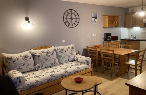 Orcieres-Merlette Apartment | Alpine Apartment with Balcony