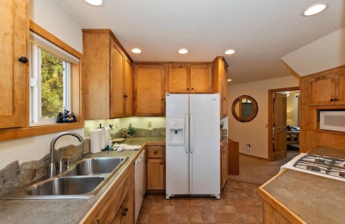 Boulder Bay Cabin | Alpine Bay Chalet by Destination Big Bear : Beautiful Boulder Bay Setting & Lake Views! Game Room! Hot Tub!