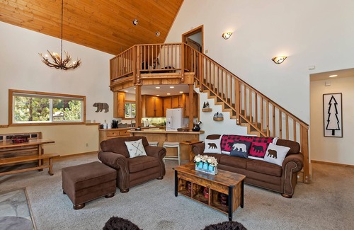 Boulder Bay Cabin | Alpine Bay Chalet by Destination Big Bear : Beautiful Boulder Bay Setting & Lake Views! Game Room! Hot Tub!