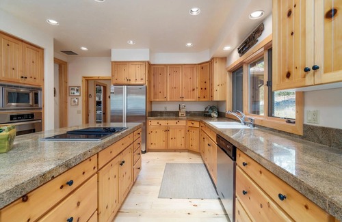 Black Butte Ranch House | Alpine Beauty 3 BD Home w/hot tub, EV charger