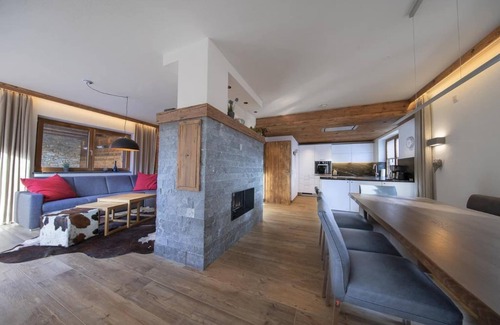 Schonbach Ski Chalet | Alpine Chalet with Ski-In Access