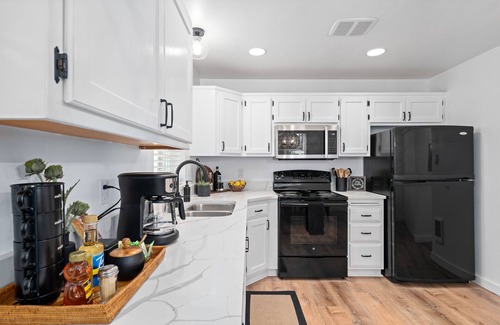 Downtown Leavenworth Condo | Alpine Escape: Townhouse w/Hot Tub: Downtown!