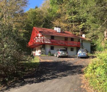 Shandaken House | Alpine Four Season Lodge Shandaken NY sleeps 18