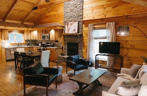 Bowen Cabin | "Alpine Hills" Cozy Hideaway RRG Cabin w/Hot Tub