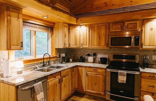 Bowen Cabin | "Alpine Hills" Cozy Hideaway RRG Cabin w/Hot Tub