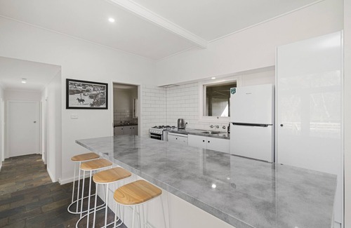 Myrtleford House | Alpine Hills Hideaway