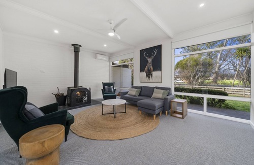 Myrtleford House | Alpine Hills Hideaway