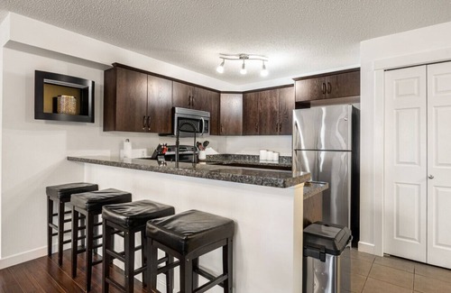East Kootenay Apartment | ⭐Alpine Pointe⭐| Lakeview | Pool | Hot Tub | Gym