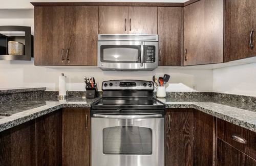 East Kootenay Apartment | ⭐Alpine Pointe⭐| Lakeview | Pool | Hot Tub | Gym