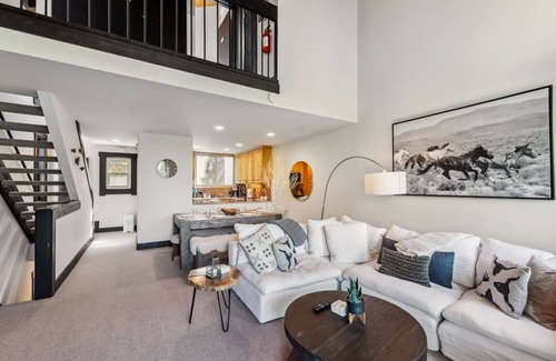 Vail House | Alpine Retreat | Walk to Vail Village & Slopes