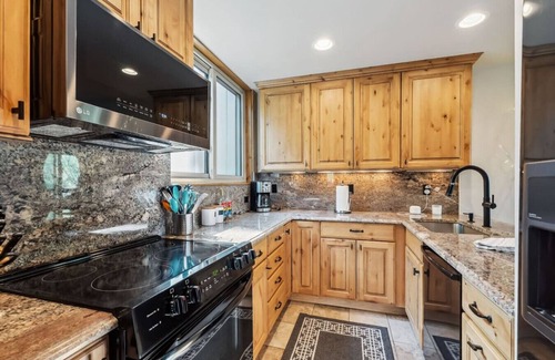 Vail House | Alpine Retreat | Walk to Vail Village & Slopes