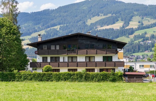Kirchberg in Tirol Apartment | Alpine's Nest studio apartment with mountain views