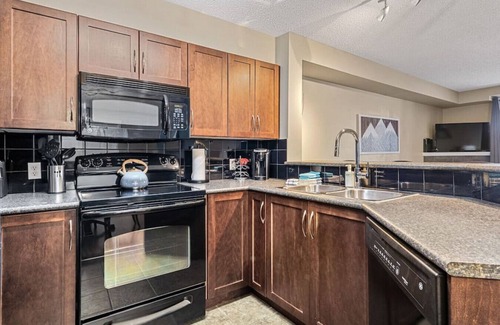 East Kootenay Apartment | Alpine Suite | Ground Floor | Central | Pool | Hot Tub