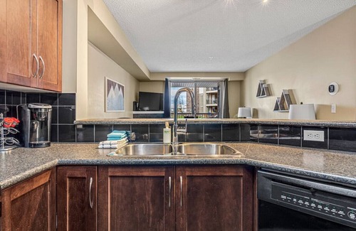 East Kootenay Apartment | Alpine Suite | Ground Floor | Central | Pool | Hot Tub
