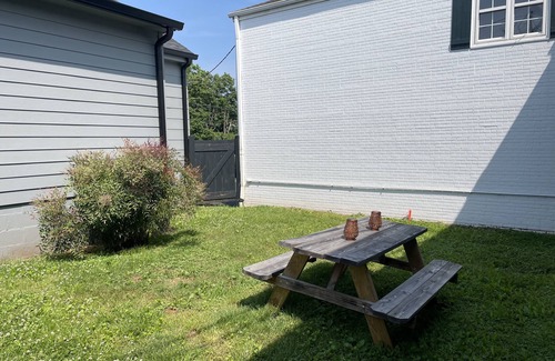 Belmont House | Altavista House - Renovated, Charming, & Walkable