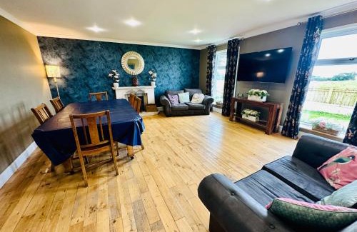 Newmilns Villa | Alton Villa, Sleeps 12, Great for Families, Undercover Hotub & Games Room